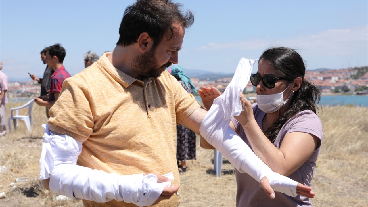 Giray Altınok, sıcak bir aile hikayesini anlatan filmde, Dilber hanımın çocuklarından, hayatı çok ciddiye almayan birini oynadığı bilgisini verdi.
