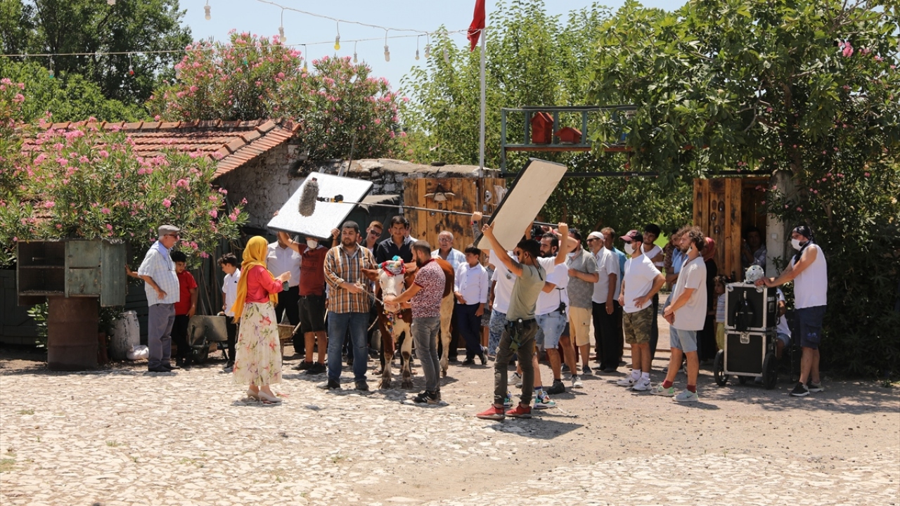 Kurban Bayramı`nın ilk günü saat 20.00`de, TRT 1 ekranlarında izleyiciyle buluşacak "Hanımağa`nın Gelinleri" filminin çekimleri, Balıkesir`in Ayvalık ilçesinde tamamlandı.