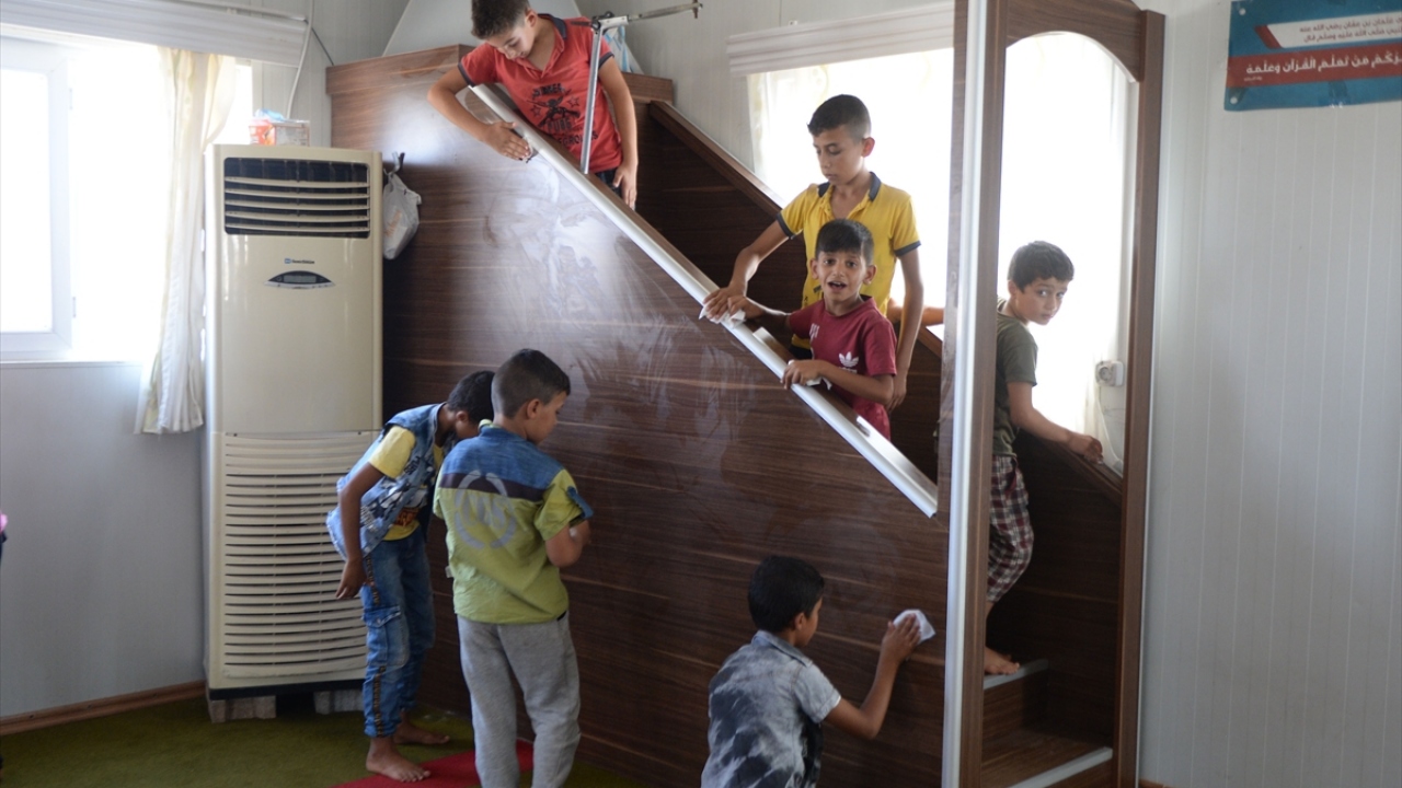 Suriye`de devam eden iç savaşta yüz binlerce kişi hayatını kaybetti, milyonlarcası da ülkelerini ve yaşadığı toprakları terk edip güvenli bölgelere sığınmak zorunda kaldı.