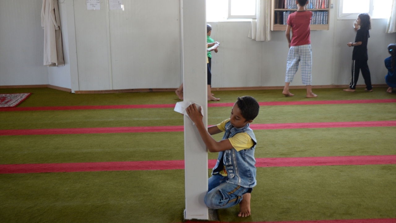 Bu kapsamda Türkiye`ye sığınan ve yaşamlarını Kilis`te hazırlanan geçici barınma merkezinde sürdüren Suriyeliler, bir bayramı daha vatanlarından uzakta geçirecek olmanın burukluğunu yaşıyor.