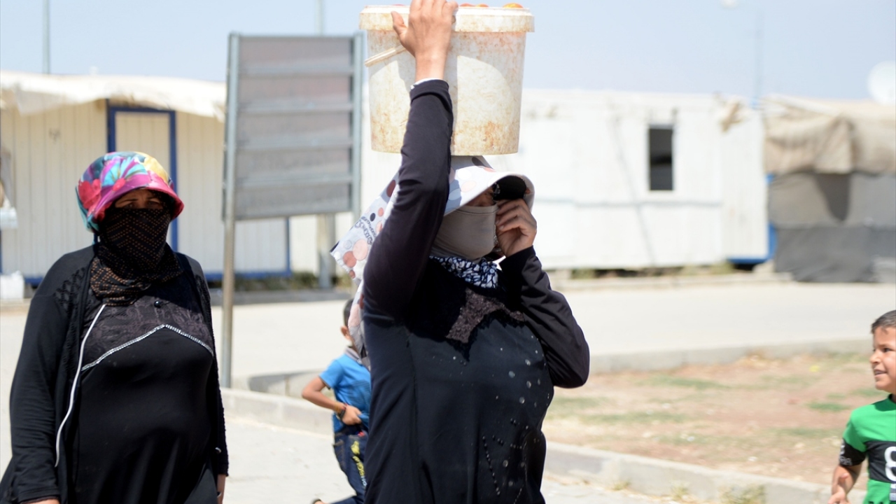 Çocuklarıyla yaşamlarını sürdürdükleri alanlarda bayram temizliği yapan Suriyeliler, gıda ve temel ihtiyaç malzemelerini kamptaki marketlerden temin etti.