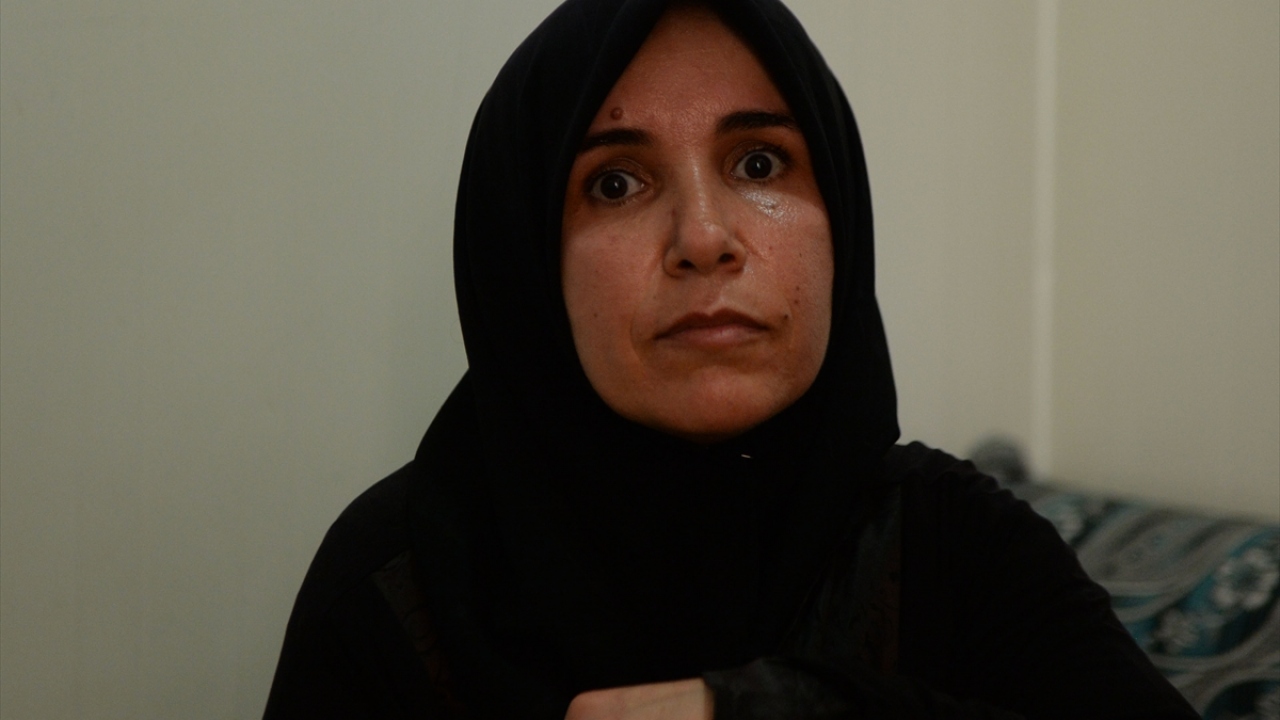 Suriyeli Alvaş Vekil, iç savaşın şiddetlenmesi sonucu yaklaşık 8 yıl önce ailesiyle Türkiye`ye sığındığını ve Kilis`teki Elbeyli Geçici Barınma Merkezi`nde yaşamaya başladıklarını söyledi.