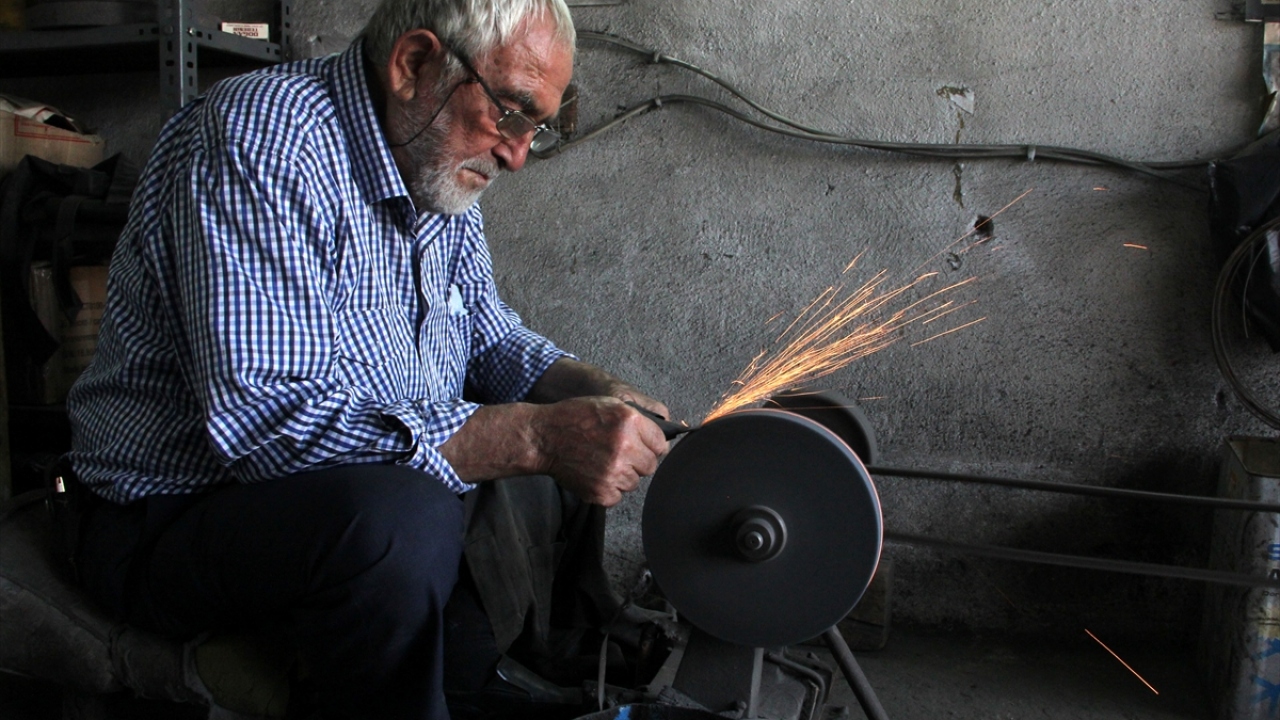 Mezbahaların artmasıyla talep düşse de mesleğine sıkıca sarılan Arık, bayrağı devretmek için oğlunu en iyi şekilde yetiştirmeye çalışıyor.