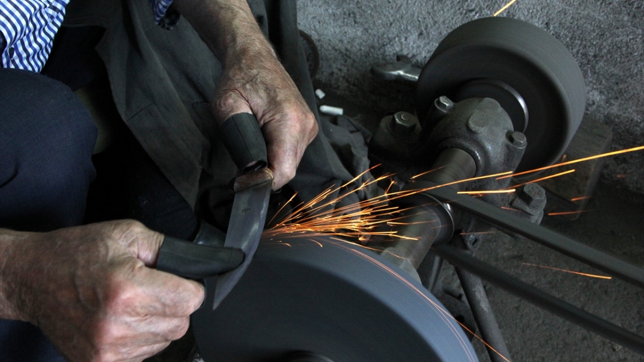 İlerleyen yaşına rağmen çalışmaktan vazgeçmeyen Arık, yaklaşan Kurban Bayramı öncesi gelen bıçakları bileyerek vatandaşlara hizmet veriyor. 