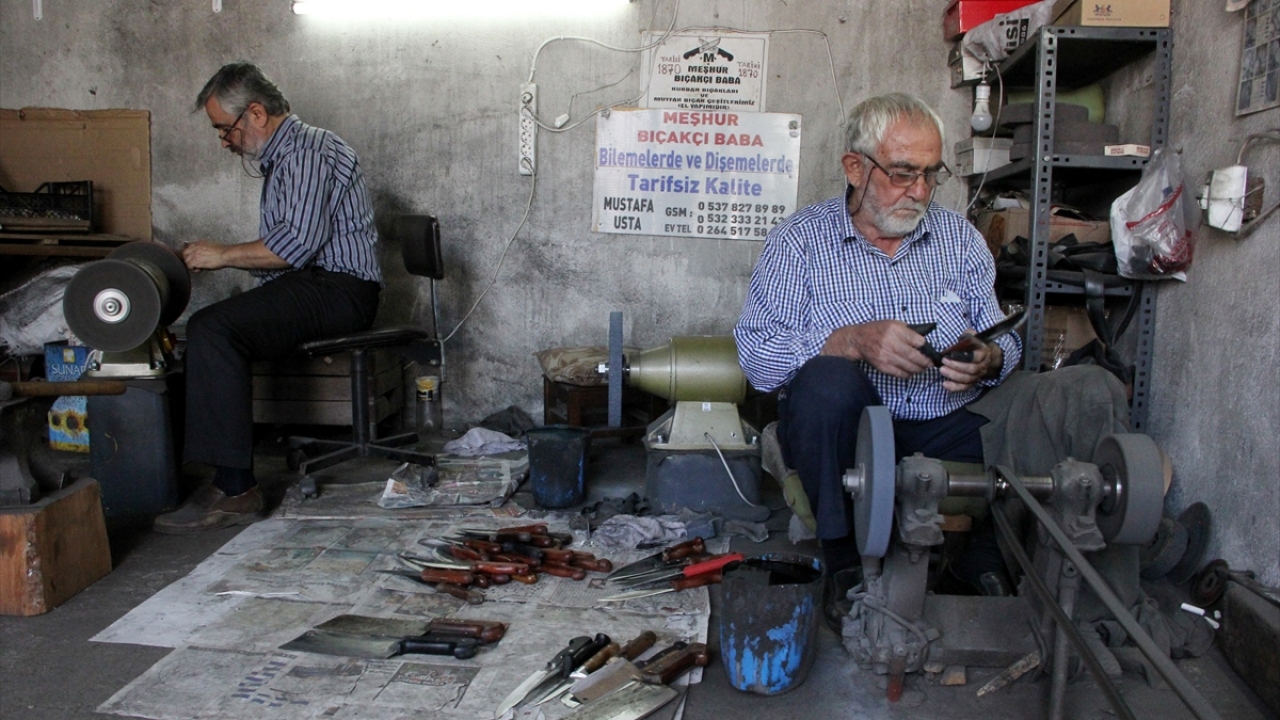 Alifuatpaşa Mahallesi`nde yaşayan Arık, Osmanlı İmparatorluğu döneminde bıçakçılıkla uğraşan dedeleri ve babasından devraldığı mesleği devam ettirmek için yaklaşık 70 yıldır bileğinin gücüyle mesai harcıyor. 