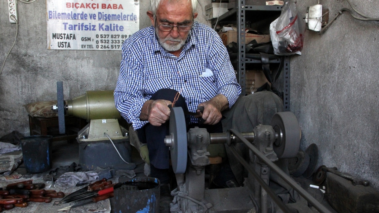 Çevresinde "Bıçakçı Baba" olarak tanınan Arık, hem kurbana eziyet edilmemesi hem de evdeki bıçakların kullanılamaz hale gelmemesi için vatandaşlara bıçaklarını ehil ellerde biletmeyi tavsiye ediyor.
