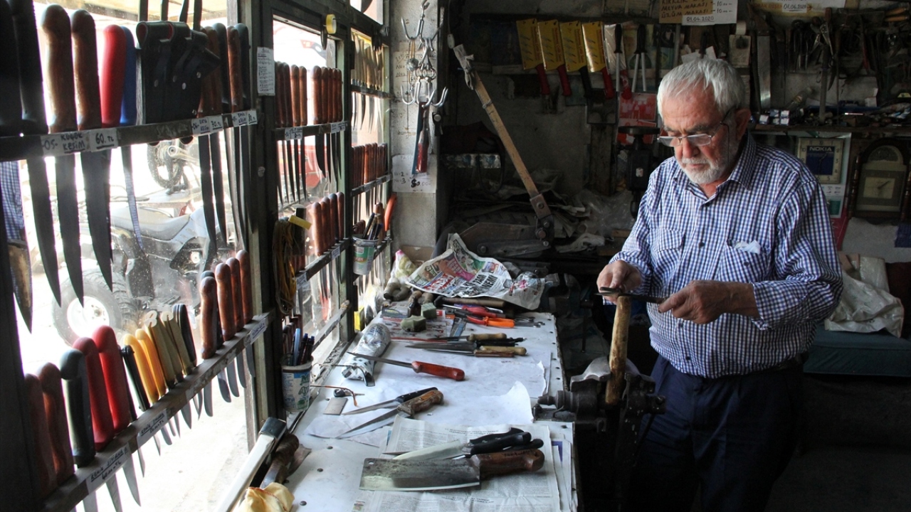 Kurban Bayramı`nın yaklaşmasıyla işlerinin arttığını dile getiren Arık, hem bıçak imalatı yaptıklarını hem de müşterilerden gelen bıçakları en hızlı şekilde bilediklerini kaydetti.