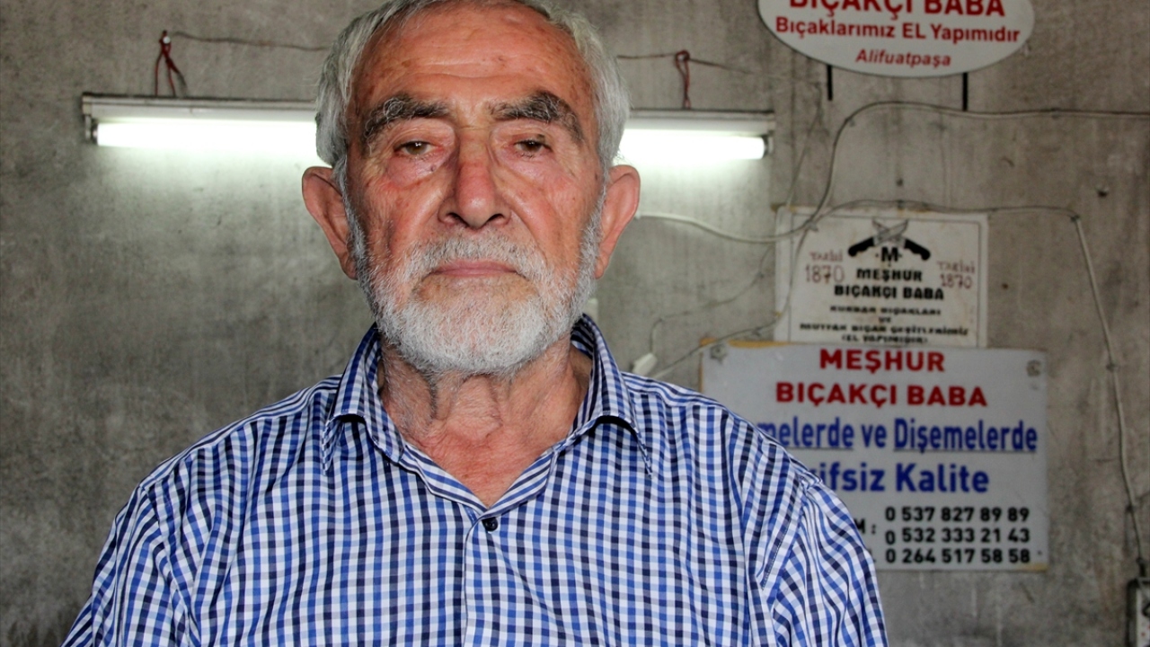 Mustafa Arık, bıçakçılık mesleğini 1870 yılından bu yana 5 kuşaktır sürdürdüklerini söyledi.
