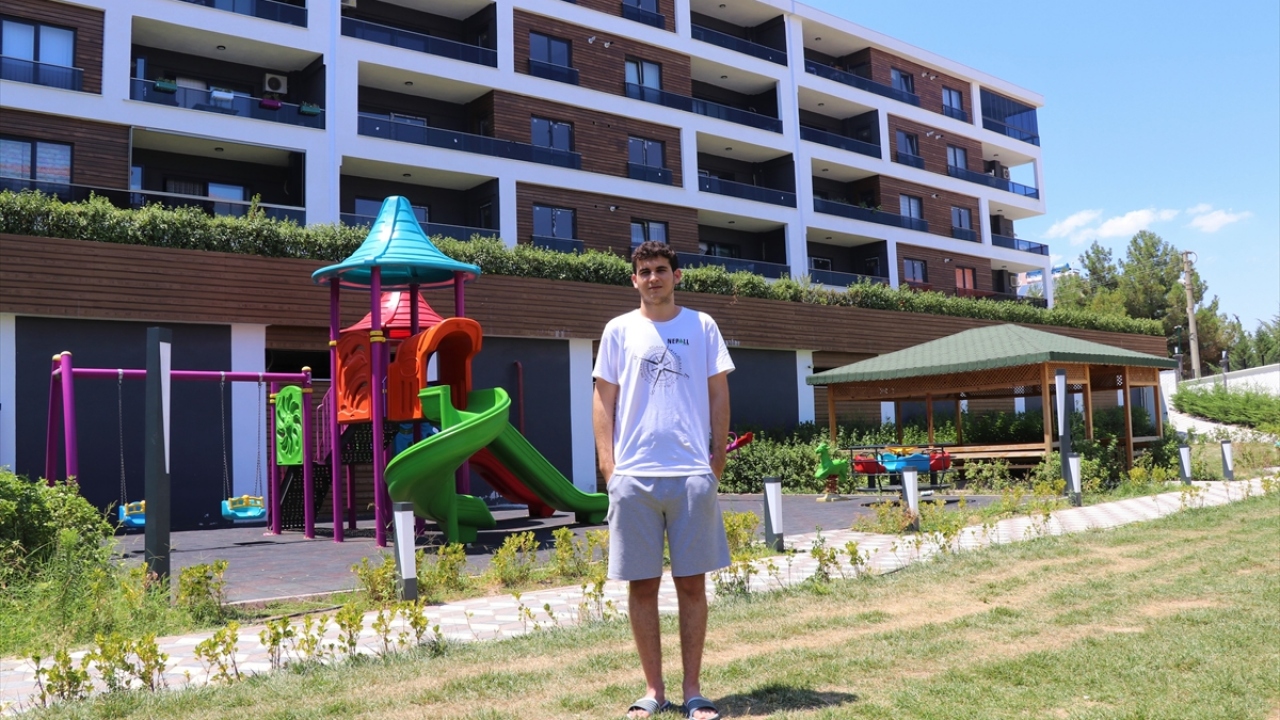 "Liseyi de dereceyle kazanmıştı"