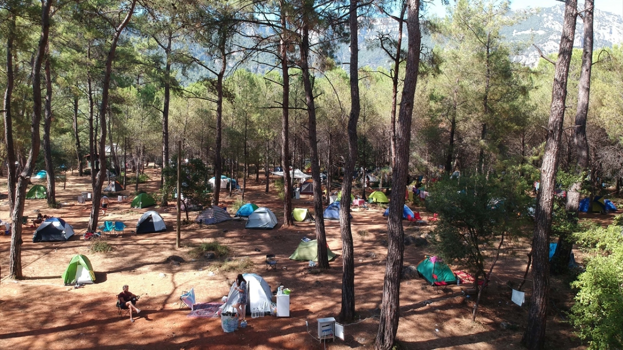 Tatilciler, alanda sosyal mesafe ve maske kurallarına uyarak gönül rahatlığıyla tatil yapmanın keyfini yaşıyor.