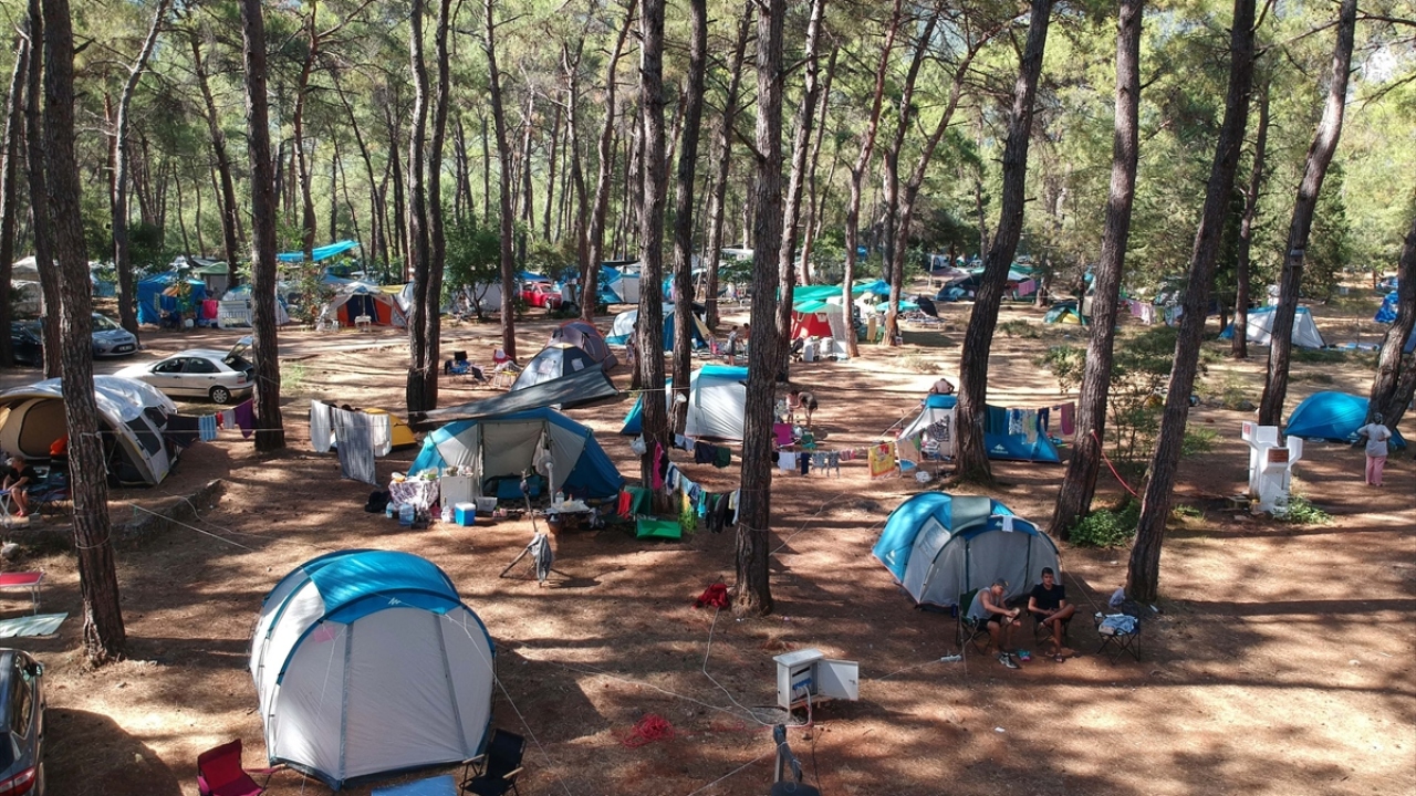 Ziyaretçilerin öncelikle danışma bölümünden kayıt formu doldurduğuna değinen Durmaz, sonrasında ateşleri ölçülen misafirlerin kamp alanlarına alındığını dile getirdi.