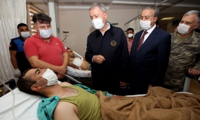 Bakan Akar'dan trafik kazasında yaralanan askerlere ziyaret