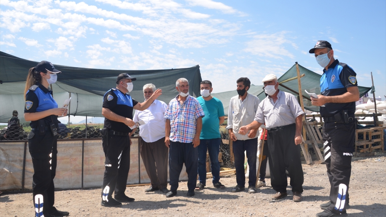 İl Emniyet Müdürlüğüne bağlı Toplum Destekli Polislik Şube Müdürlüğü ekipleri, yaklaşan bayramla birlikte çeşitli dolandırıcılık ve sahte para olaylarının önüne geçmek amacıyla kurban pazarında bilinçlendirme çalışması yaptı. 