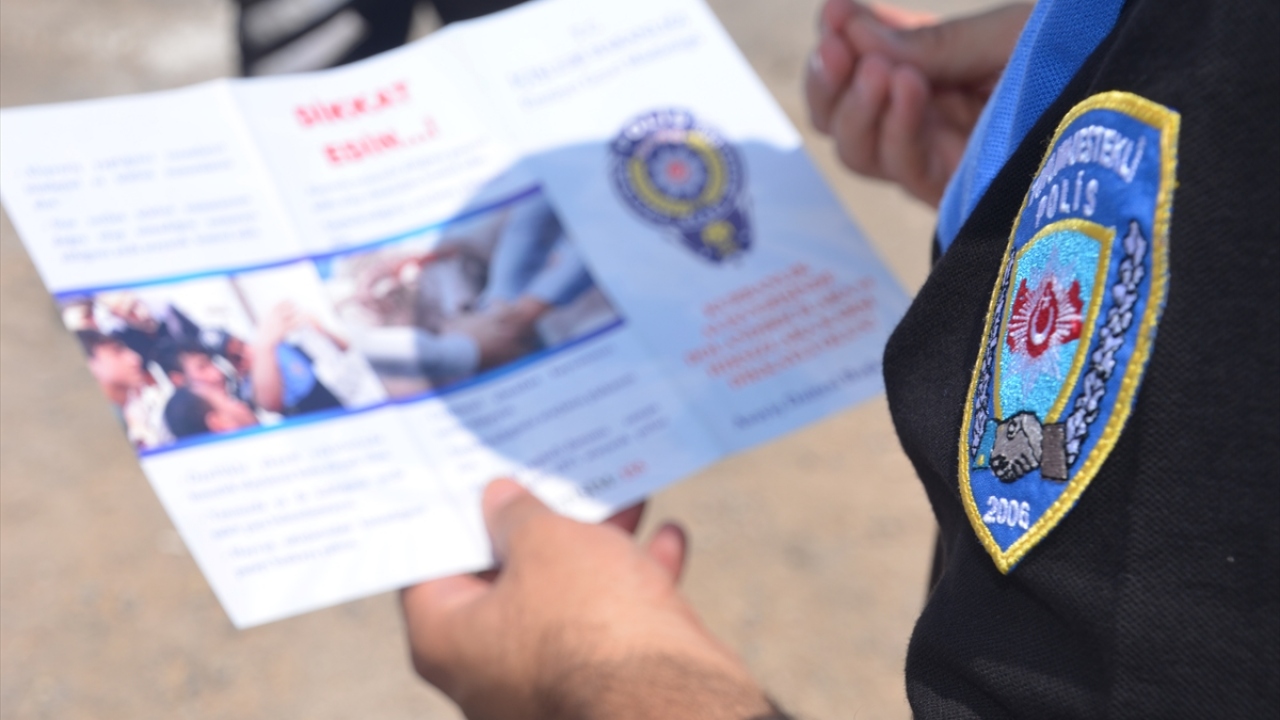 Polisler konuya ilişkin hazırlanan broşürleri dağıtarak vatandaşlara uyarılarda bulundu.