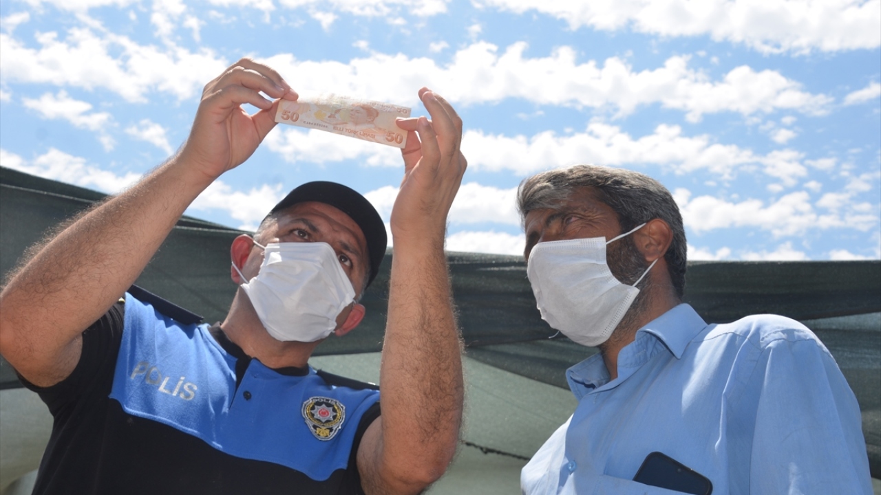 Ekipler, sahte paranın nasıl anlaşılacağı ve para alışverişi sırasında nelere dikkat edilmesi gerektiğini anlattı.