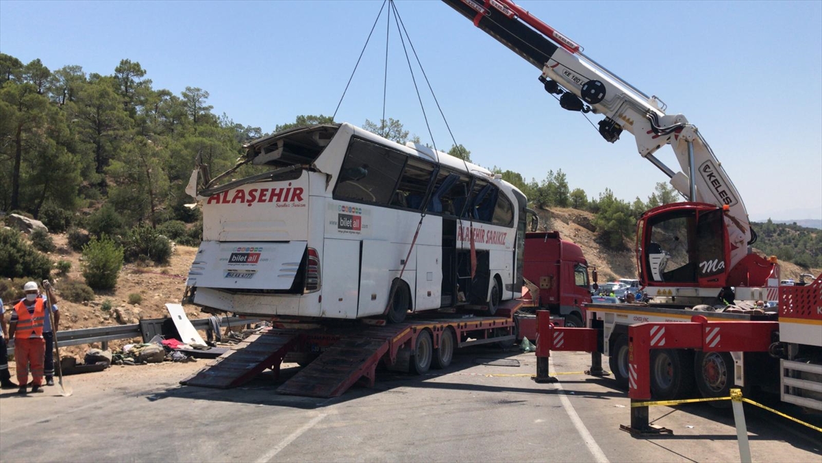 Askerleri taşıyan otobüsün Mut-Karaman yolu Zeytinlik mevkisinde devrilmesinin ardından Akar, beraberinde Orgeneral Dündar ile Mersin`e gitti.