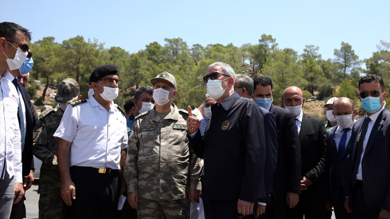 Mut ilçesinde Mersin Valisi Ali İhsan Su ve diğer yetkililer tarafından karşılanan Akar, kaza yerine geçti.