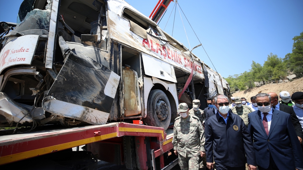 Milli Savunma Bakanı Hulusi Akar, beraberinde Kara Kuvvetleri Komutanı Orgeneral Ümit Dündar ile Mersin`de askerleri taşıyan otobüsün kaza yaptığı bölgede incelemelerde bulundu.