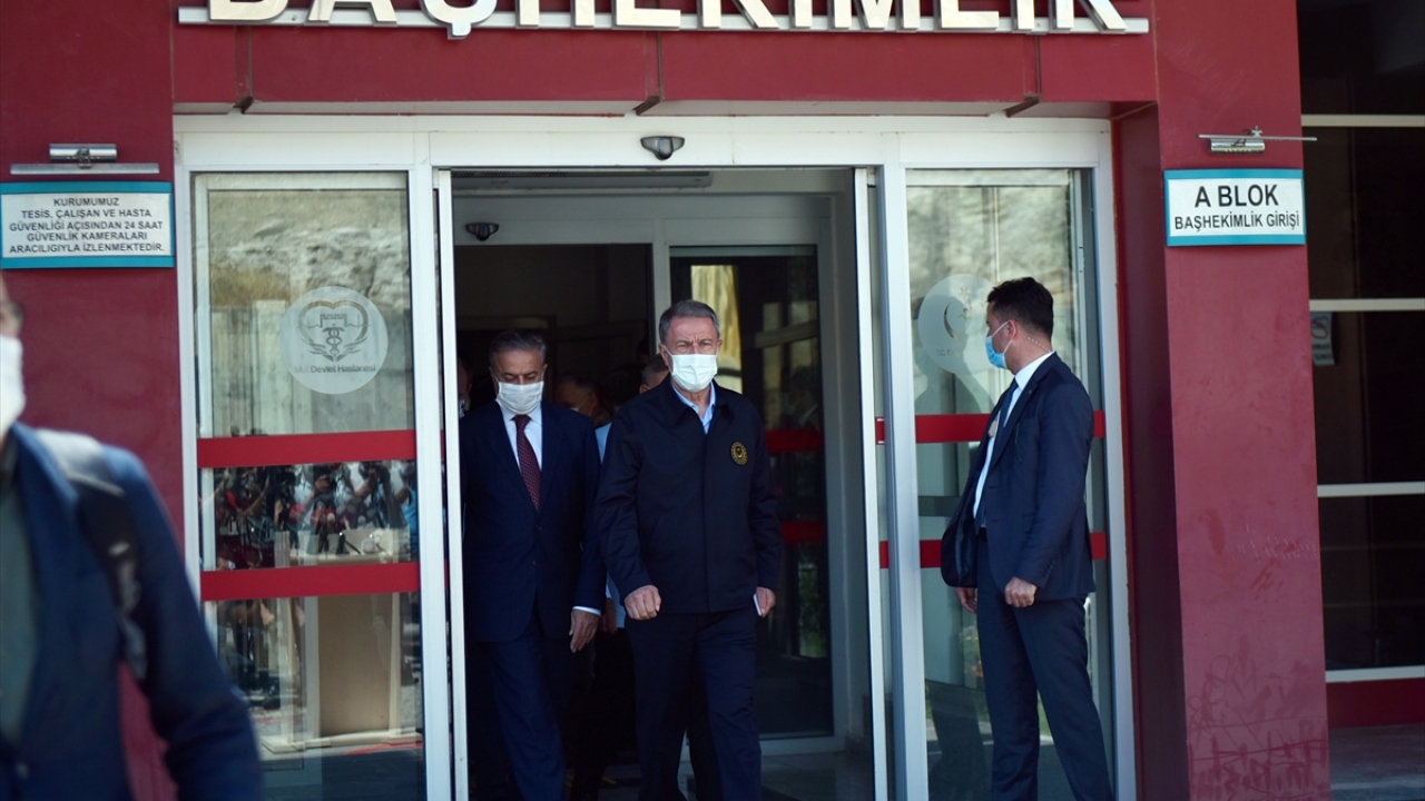 Milli Savunma Bakanı Hulusi Akar, Mersin`in Mut ilçesindeki kazada yaralanan askerleri tedavi gördükleri Mut Devlet Hastanesi`nde ziyaret etti.