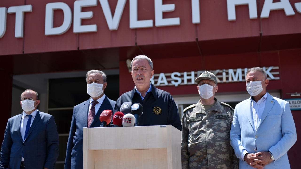 Akar, kazada iki otobüs şoförünün hayatını kaybettiğini, 4 askerin şehit olduğunu açıklayarak, şehitlere Allah`tan rahmet diledi.