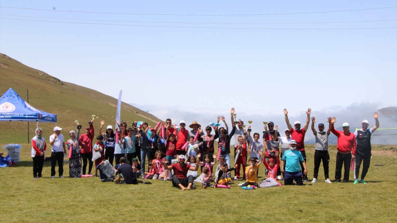 Gümüşhane`de "Herkes için her yerde spor" sloganıyla gerçekleştirilen etkinlikte, 2 bin 350 rakımlı yaylada gençler spor yapma imkanı buldu.
