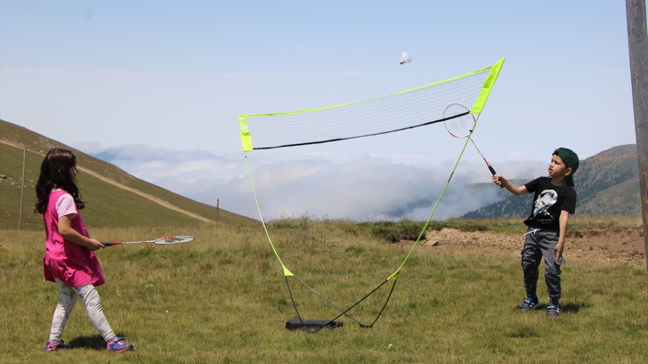 Gençlik ve Spor İl Müdürlüğünce çocukları sporla buluşturmak ve gençleri hareketsiz yaşamdan uzaklaştırmak amacıyla Torul ilçesine bağlı Yücebelen köyü Büyük Silve Yaylası`nda etkinlik düzenlendi.