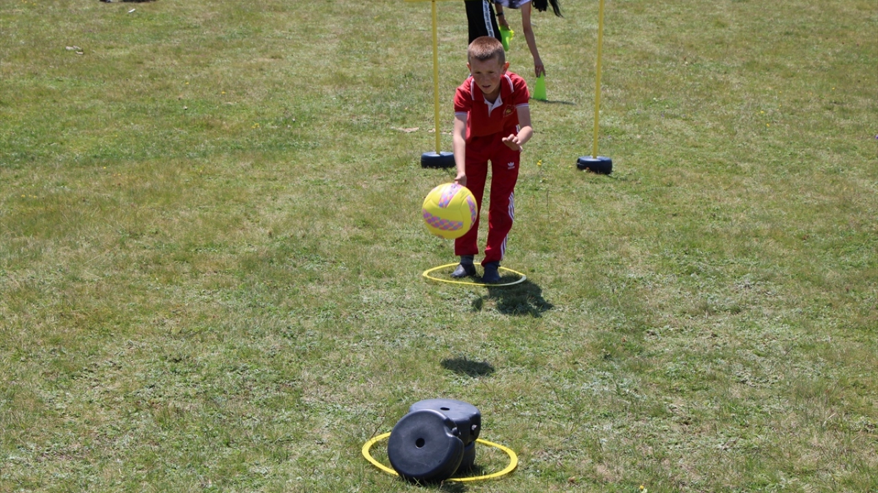 Müdürlük ekipleri ve antrenörlerince 2 bin 350 rakımlı yaylaya getirilen futbol kale direkleri ve diğer spor malzemeleriyle parkur oluşturuldu.