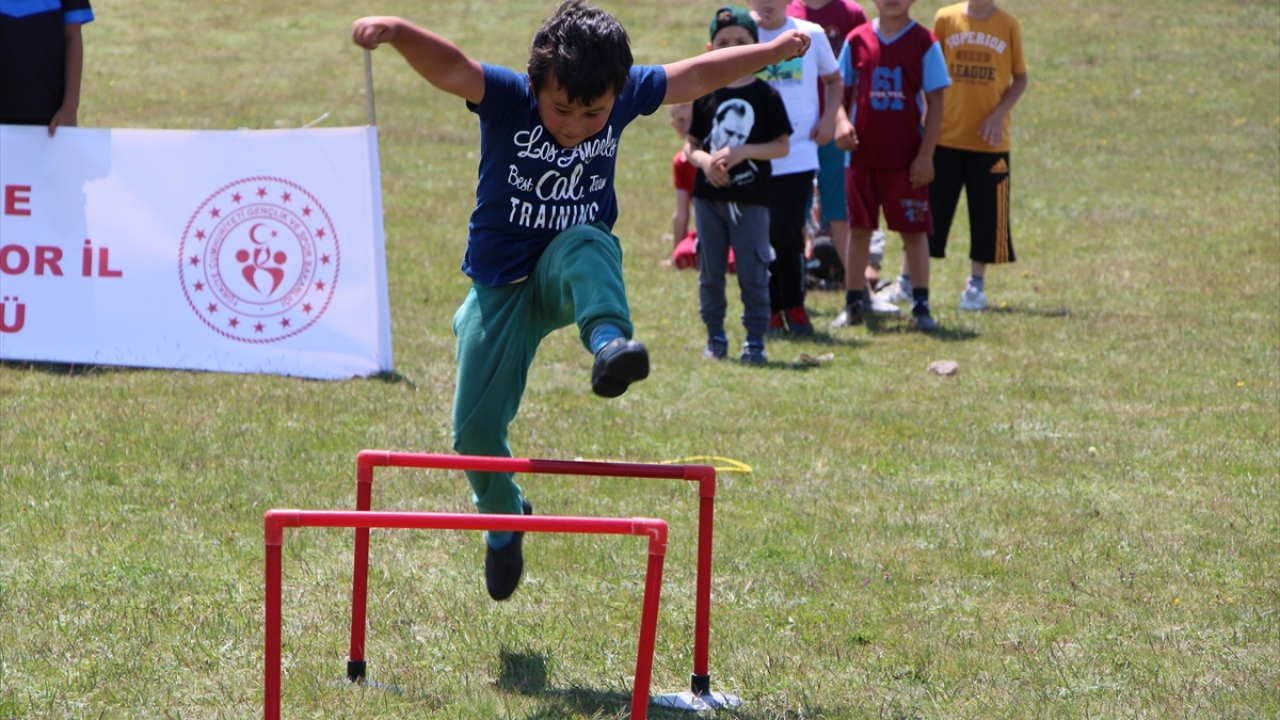 Parkurda gençler, badminton, halat çekme ve futbol gibi spor aktiviteleri gerçekleştirdi.