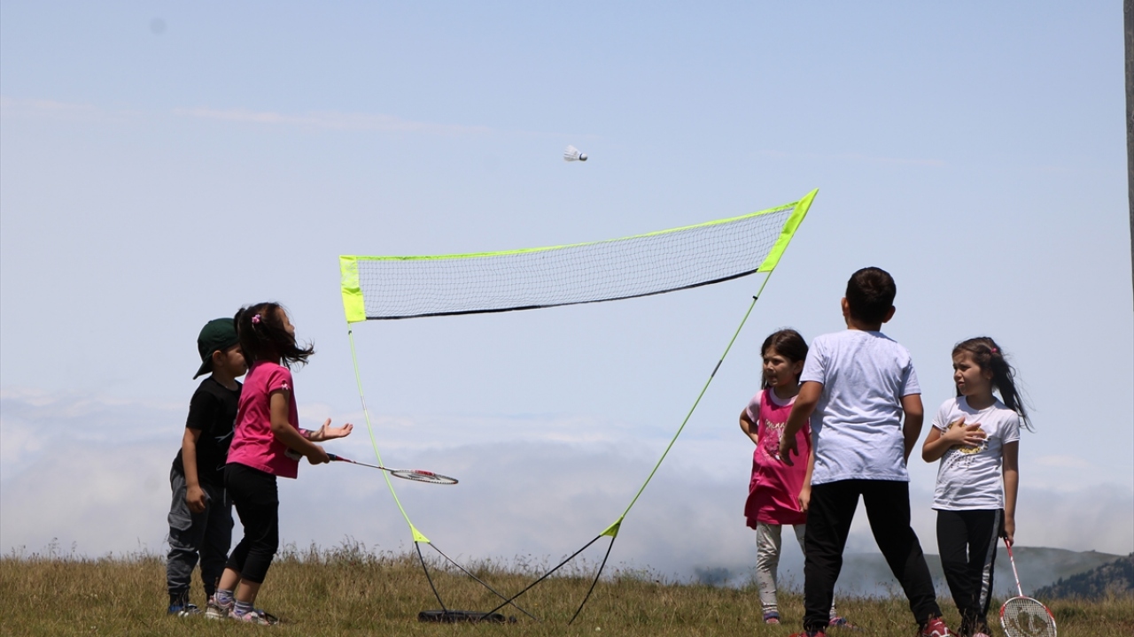 Yücebelen Köyü Muhtarı Selami Maz ise çocuklar ve gençler için malzeme, kale direği ve futbol topu talebinde bulunduklarını ifade ederek, şunları söyledi: