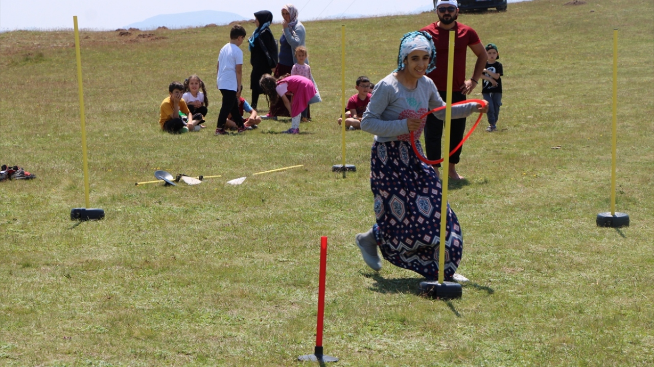 Etkinlik sonunda gençlere kupa, madalya, yağmurluk, satranç takımı ve spor malzemesi dağıtıldı, yapılan müsabakalarda dereceye girenlere ise madalya ve kupa verildi.