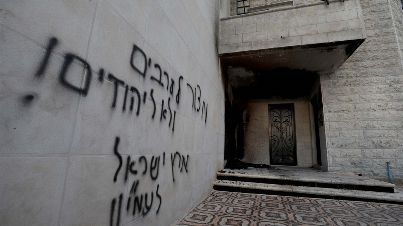 Görgü tanıklarından alınan bilgiye göre, bir grup Yahudi yerleşimci Ramallah’ın El-Bire bölgesinde bulunan El-Birr Ve`l İhsan Camisi`nin müştemilatını ateşe verdi.