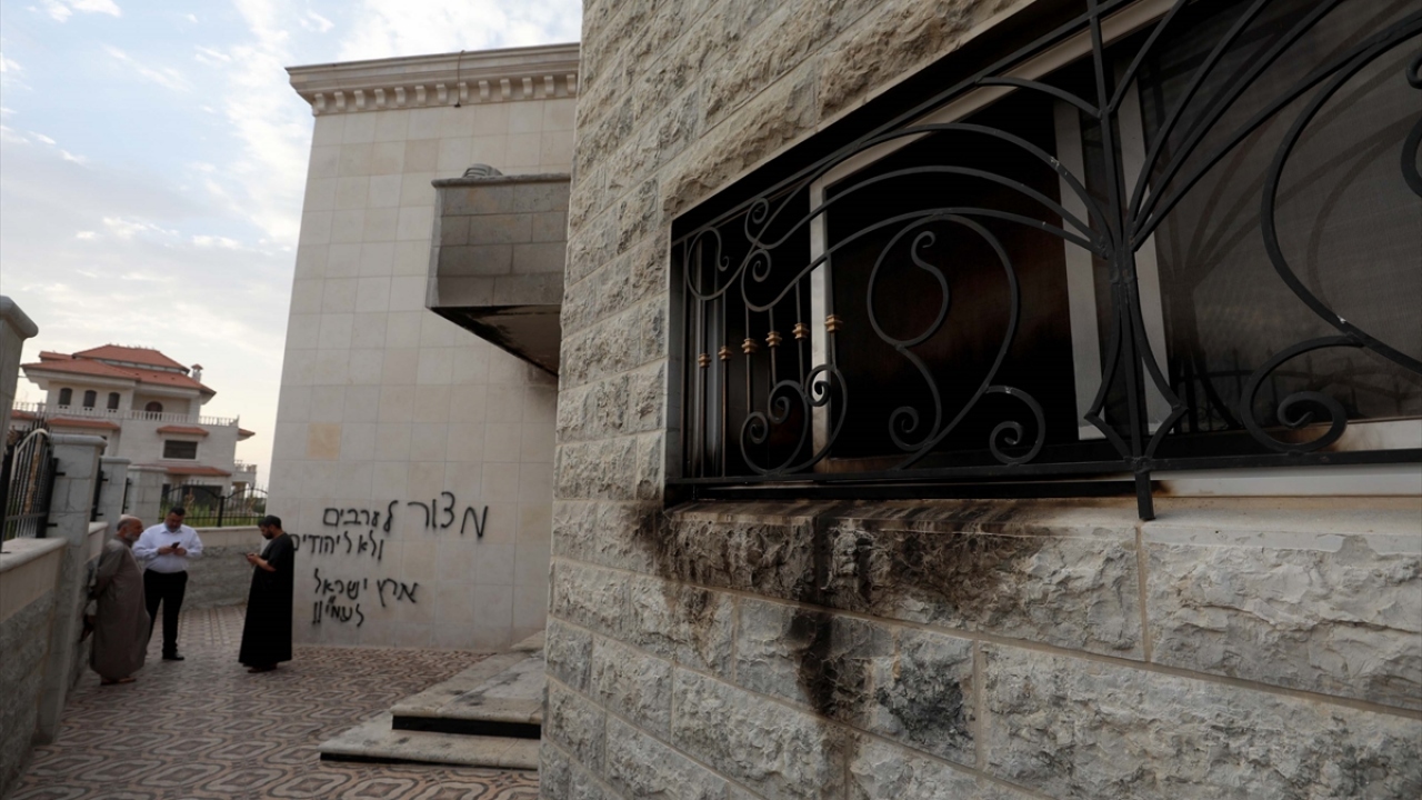 Caminin abdesthane bölümünün çıkan yangında zarar gördüğünü aktaran görgü tanıkları, Yahudi yerleşimcilerin caminin duvarlarına İbranice ırkçı sloganlar yazdığını belirtti.