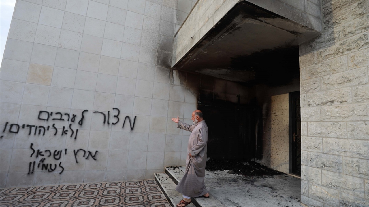 Eburrab, Yahudi yerleşimcilerin saldırısını kınayarak, uluslararası topluma ve ilgili uluslararası kurumlara, Müslümanların mukaddesatına saldıran bu grupları durdurma çağrısında bulundu.