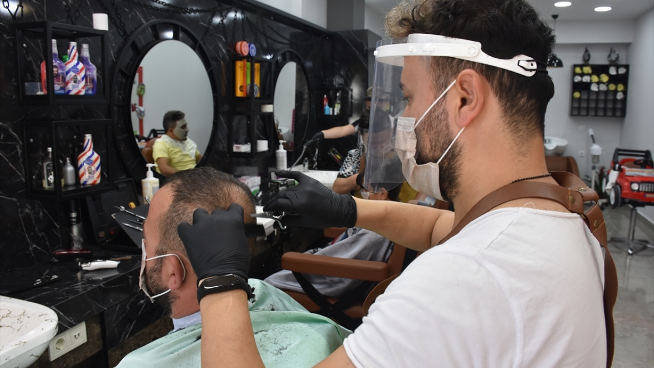 Şahin, müşterilerini salgın döneminde dükkanda sıra beklememesi için randevu sistemiyle kabul ediyor.