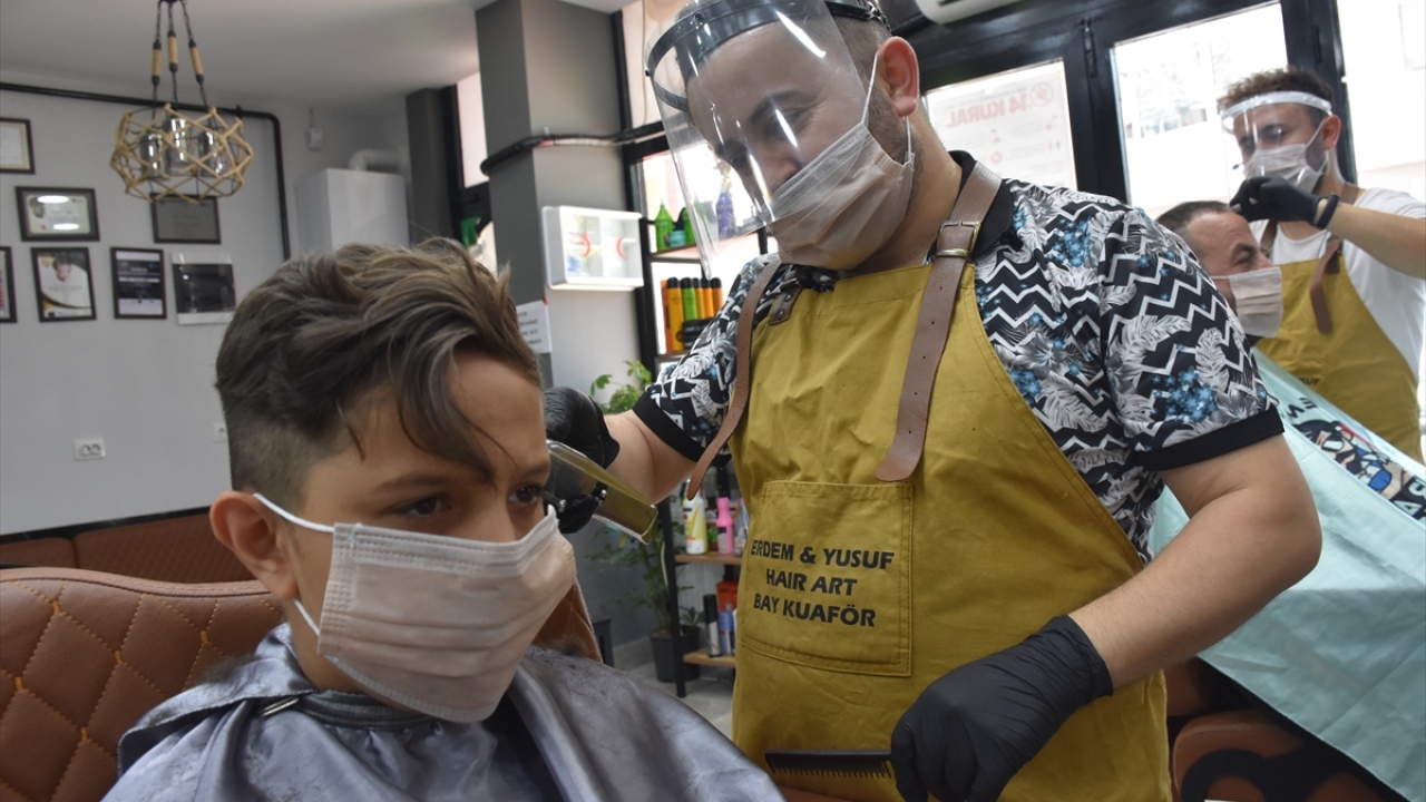 Kullandıkları malzemeleri sürekli dezenfekte ederek temizlediklerini aktaran Şahin, şunları kaydetti: