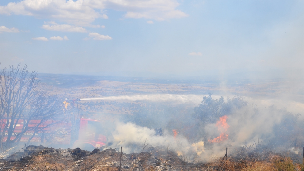 Bölgede soğutma çalışmaları devam ediyor. 