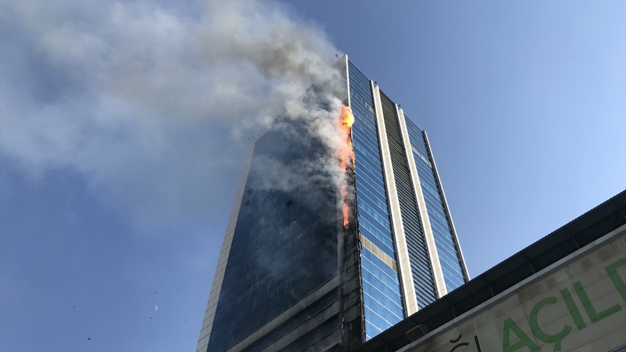 Başkentte Söğütözü Mahallesi`ndeki bir iş merkezinde çıkan yangın itfaiye ekipleri tarafından kontrol altına alınmaya çalışılıyor.