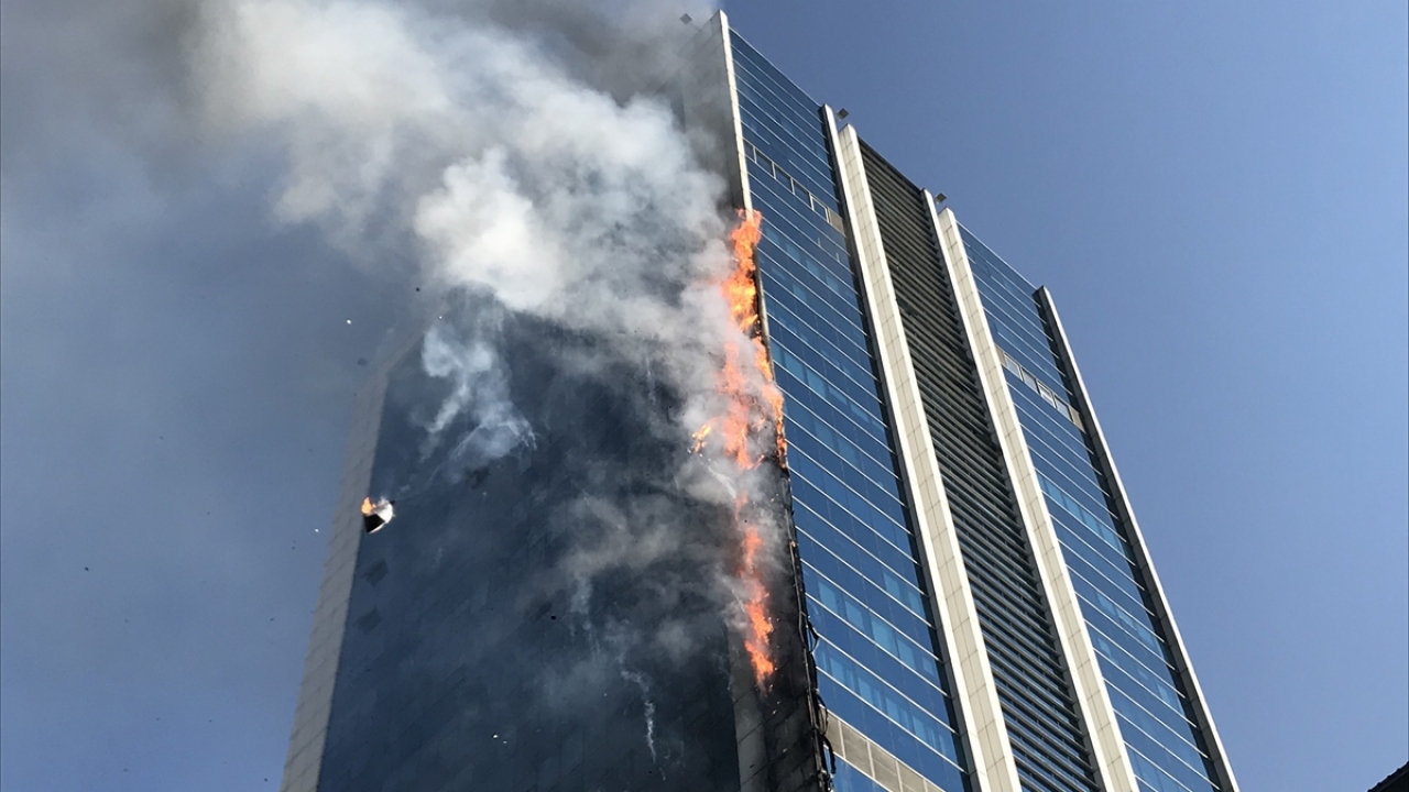 "Via Tower" iş merkezinin alt katlarında henüz belirlenemeyen bir nedenle yangın çıktı. Kısa sürede büyüyen alevler, dış cepheye ve bazı katlara da sıçradı.