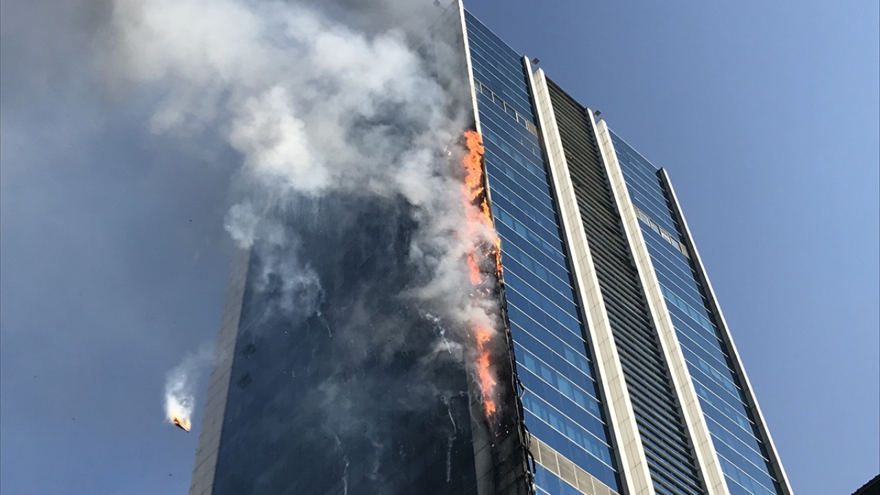 Olay yerine gelen itfaiye ekipleri binada bulunanları tahliye ediyor.