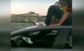 İzmir'de otomobil üzerinde tehlikeli yolculuk