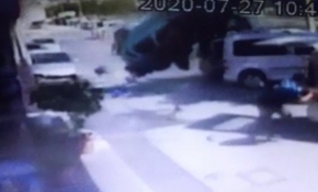 İzmir'de defalarca takla atan otomobil 8 araca çarptı