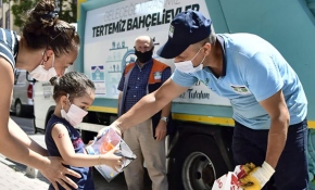 Temizlik işçilerinden minik Beren'e kamyon sürprizi