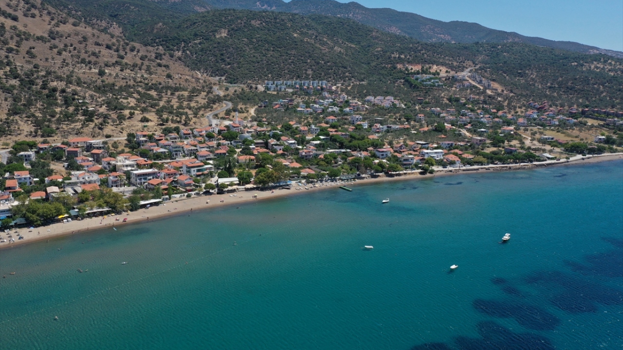 Dikili`nin deniz kıyısındaki Denizköy Mahallesi`nin nüfusu, sitelerin dolmasıyla yaz aylarında 4 kat artıyor. 