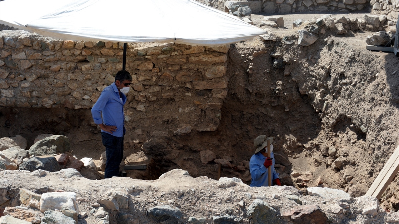 Çalışmaların 5 hafta süreceğini belirten Erciyas, "Bizans dönemine tarihlenen kilisenin tamamen ortaya çıkarılması için çalışacağız. Hamamtepe`de yaşamın milattan önce 5 bin yılına kadar gittiğini gördük." dedi.