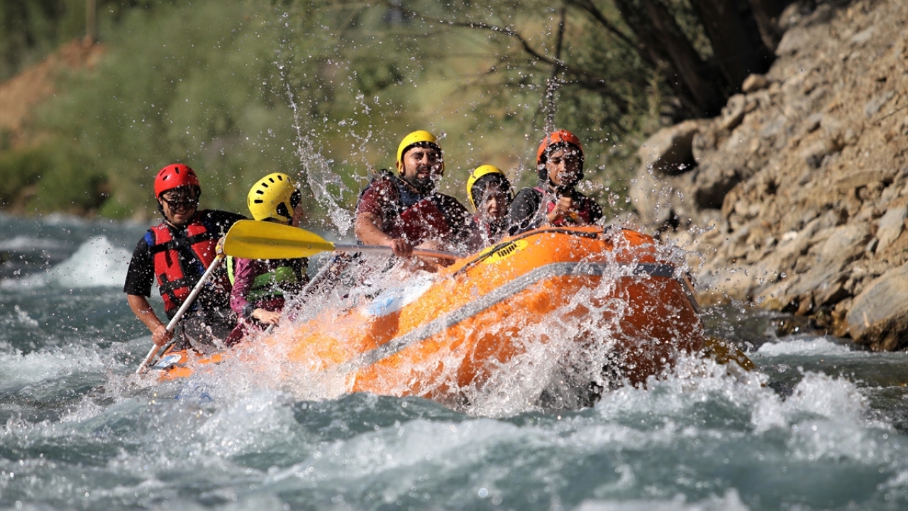 Yüksek dağların eteklerinde, yemyeşil ormanları ve bozulmayan yapısıyla ünlü Bahçesaray ilçesinde de Müküs Çayı`nda üzerine ulusal ve uluslararası rafting yarışlarının yapılabileceği parkurlar oluşturuluyor.