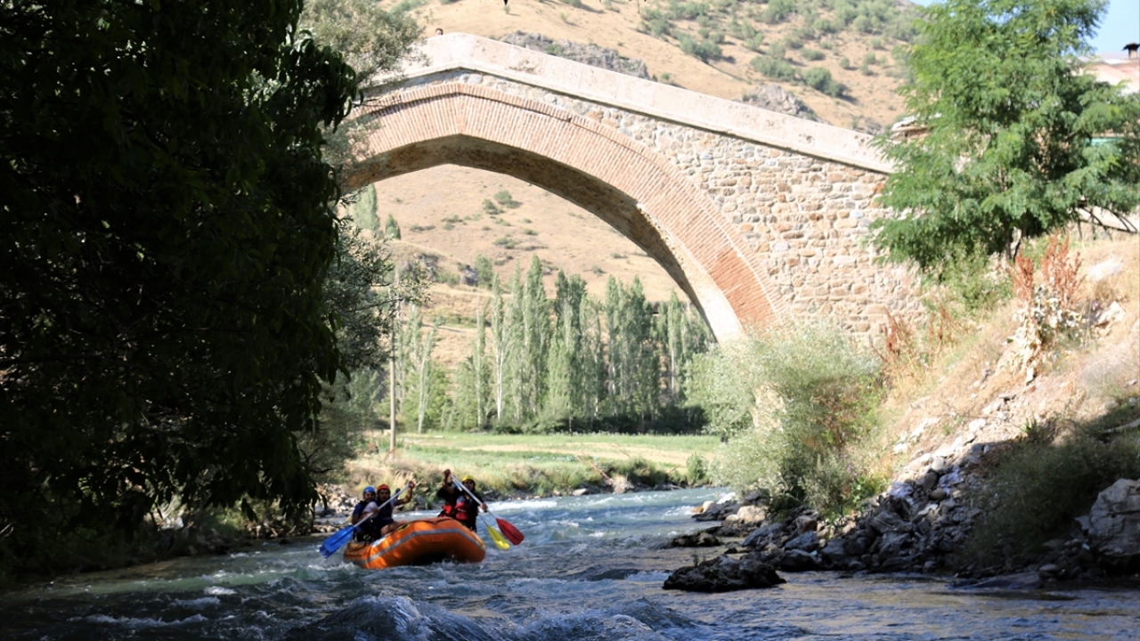 İlçede kurulan rafting takımı ve doğaseverlerin gerçekleştirdiği etkinliklerle raftinge olan ilginin arttığı Bahçesaray`da, Türkiye Rafting Federasyonu da yeni etkinlikler için çalışmalarını sürdürüyor. 