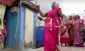 85 yaşındaki kadından Hint dövüş dansı Lathi-Kathi