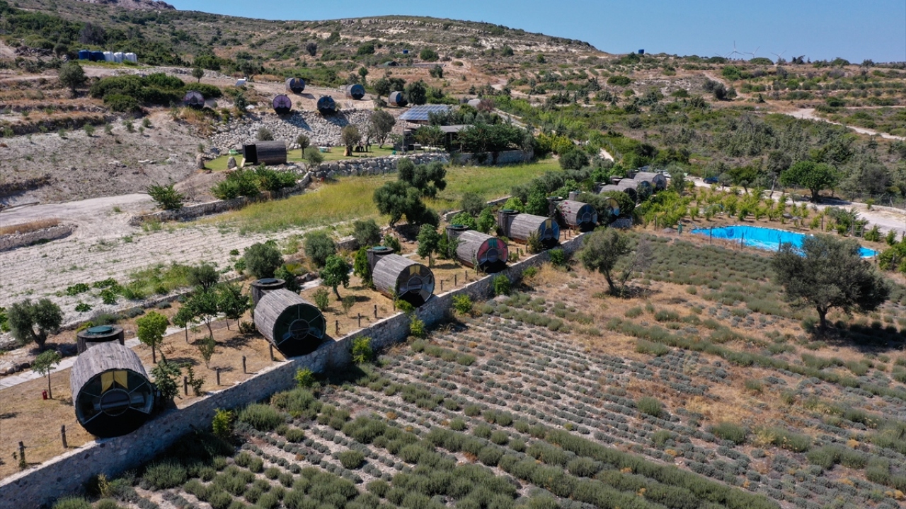 Çeşme ilçesinde bulunan ve farklı mimarisiyle dikkati çeken Vadi Alaçatı`nın işletmecisi Bülent Özcan, salgın nedeniyle ilginin arttığını söyledi. 