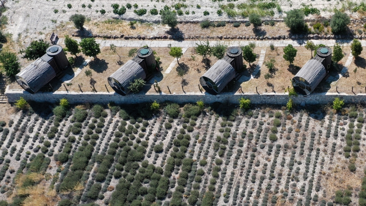 Belkıs Benlioğlu da deniz tatili ve kalabalıktansa daha sakin bir yer olmasından dolayı bungalov tipi evleri bulunan tesise geldiklerini aktardı. 