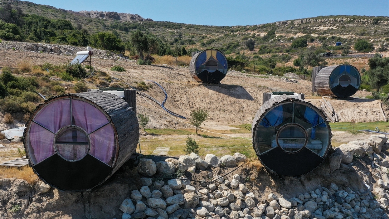 Gece olunca gökyüzünü çok net bir şekilde gördüklerine değinen İnelli, "Tamamen şehir kaosundan uzak bir ortam. Benim çok hoşuma giden bir yer. Böyle bir tatil deneyimini tecrübe edilmeli." diye konuştu. 